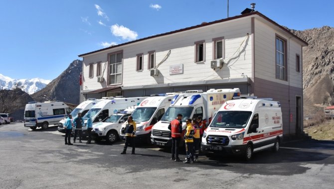 Hakkari'den deprem bölgesine giden sağlık çalışanları binlerce depremzedeye hizmet verdi