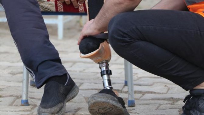 Genç depremzedenin enkaz altında kalan protez bacağı yenilendi