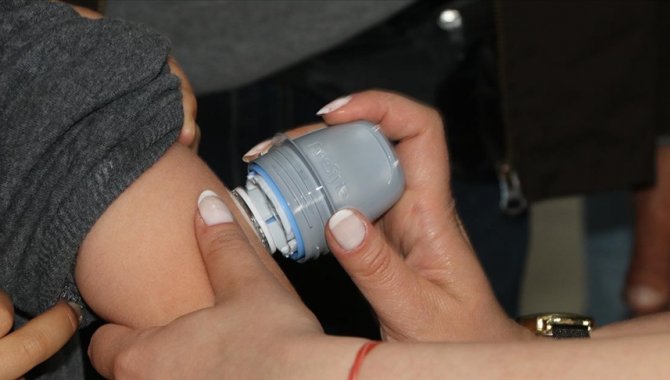 Deprem bölgesindeki diyabet hastası çocuk ve gençlere glikoz ölçüm cihazı veriliyor