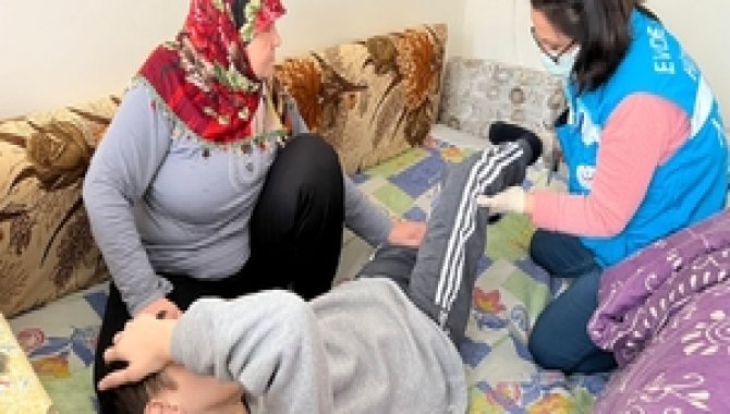 Kırklareli'nde evde bakım hastaları ile yakınlarına fizik tedavi eğitimi veriliyor