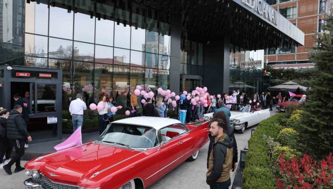 Klasik Otomobil Tutkunları Kanserde Erken Teşhise Dikkat Çekmek İçin Yola Çıktı