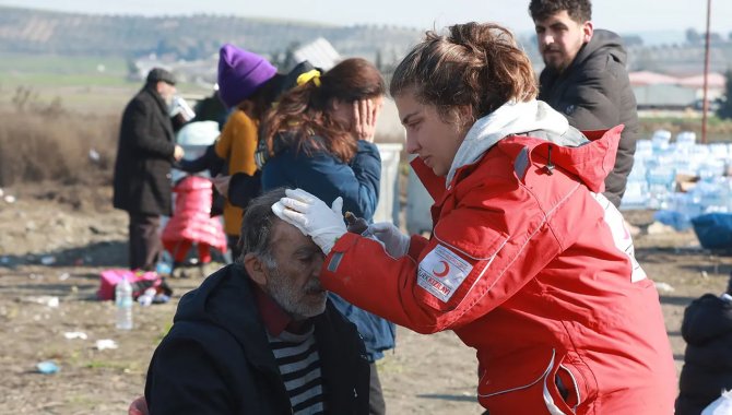 Türk Kızılay deprem bölgesinde köylere mobil ekiplerle ulaşıyor