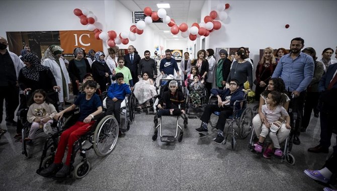 Depremzede çocukların hastane odasında 45 gündür yaptığı resimler sergilendi