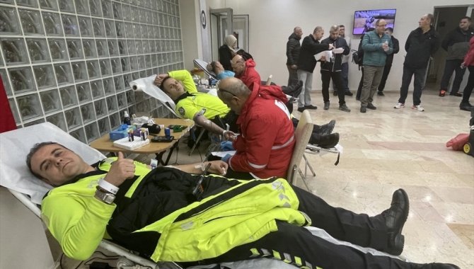 Polisler, Bolu'da Türk Kızılaya kan bağışında bulundu