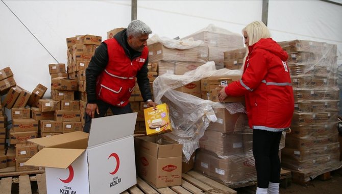 Depremzede Türk Kızılay görevlisi, ayağındaki kırığı fark etmeden 14 gün çalıştı