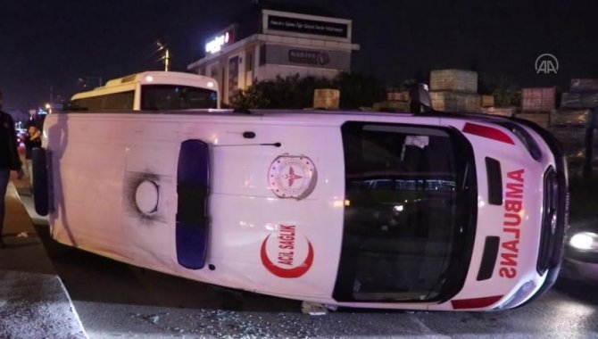 Kocaeli'de otobüsle çarpışıp devrilen ambulanstaki 3 sağlık görevlisi yaralandı