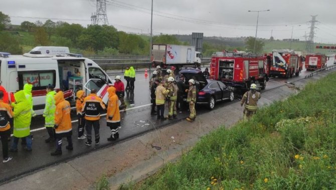 Tuzla'da kazaya müdahale eden ekibe otomobilin çarpması sonucu 7 kişi yaralandı