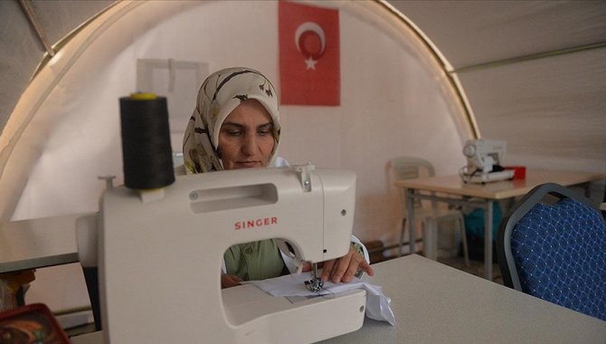 Kahramanmaraş'taki "çadır atölye"de kadınlar hem üretiyor hem stres atıyor