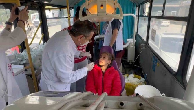Malatya'da görevli diş hekimleri, depremzedeleri mobil araçlarda tedavi ediyor