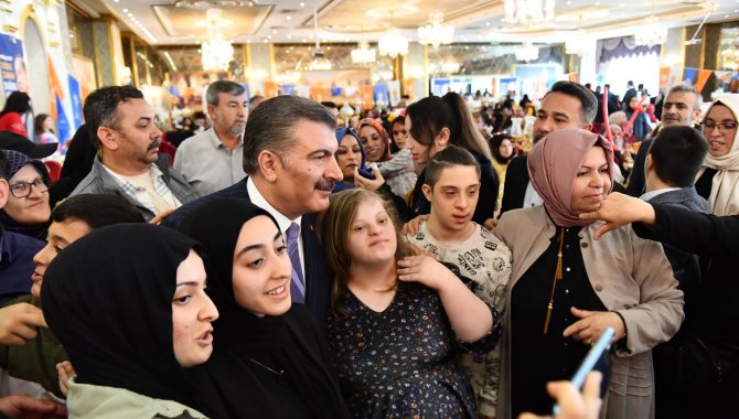 Sağlık Bakanı Koca, Sultangazi'de engelli vatandaşlar ve aileleriyle buluştu: