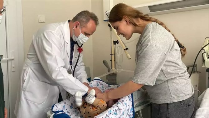 Soluk borusu dar olan Gürcü bebek, İzmir'deki ameliyatla rahat nefes aldı
