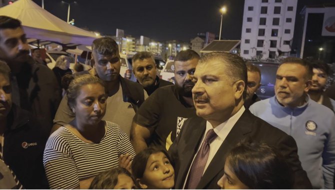 Sağlık Bakanı Koca’dan Hatay'daki çadır kente gece ziyareti