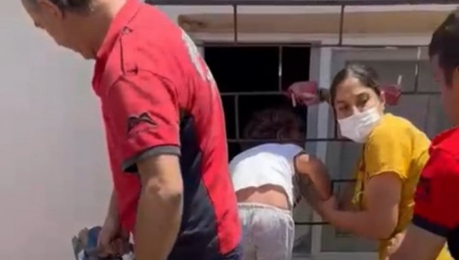 Mersin'de kafası pencerenin demir korkuluğuna sıkışan çocuk kurtarıldı