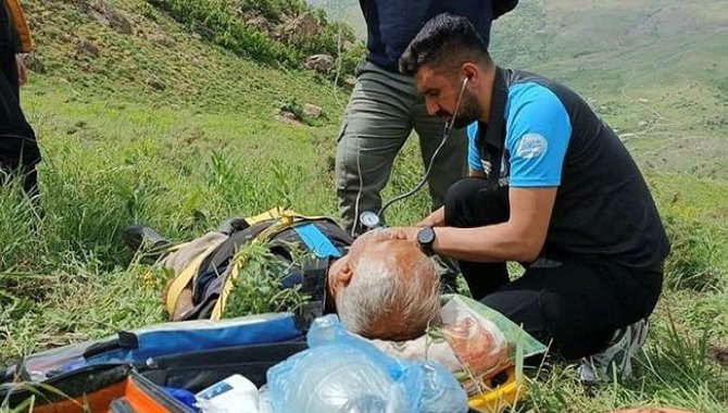 Hakkari'de dağda ot toplarken rahatsızlanan kişi ambulans helikopterle hastaneye ulaştırıldı
