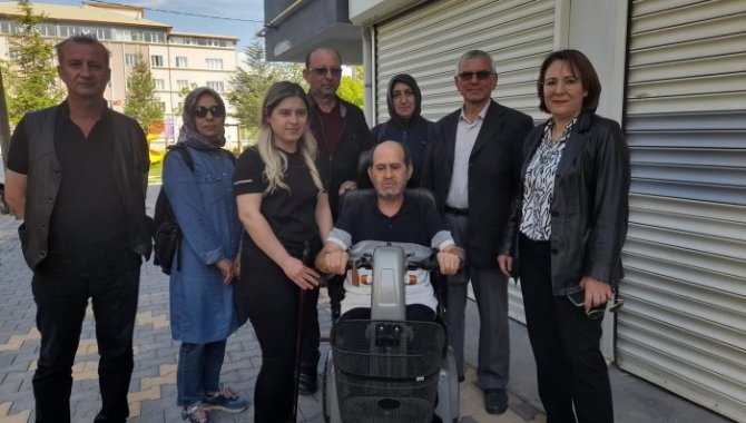 Seydişehir'de engelliye akülü araç verildi