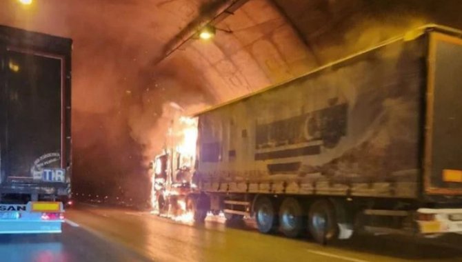 Bayraklı Tünelleri'ndeki tır yangınında dumandan etkilenen 39 kişi taburcu edildi