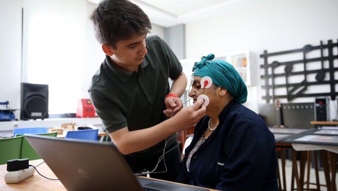 Geliştirdiği göz hareketlerini ses ve yazıya çeviren sistemle birincilik için yarışacak