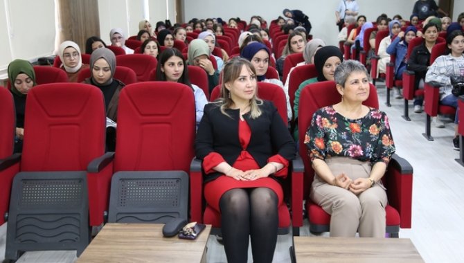 Sivas Cumhuriyet Üniversitesinde "Üniversiteli olmak" konulu konferans düzenlendi