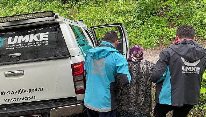 Kastamonu'da sel nedeniyle mahsur kalan hastaların yardımına UMKE koştu