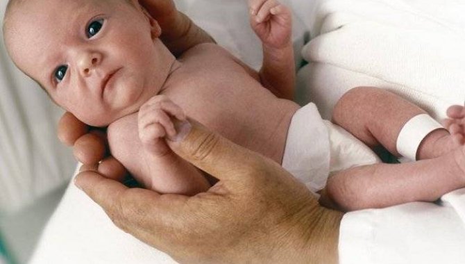 Bir kilo 600 gram doğan bebek, nadir yapılan ameliyatla "körlük" riskinden kurtuldu