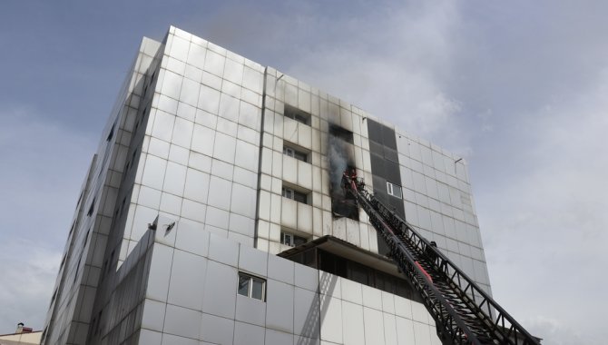 Ağrı'da eski hastane binasında çıkan yangın söndürüldü