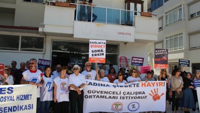 Alanya'da doktorun, eşi tarafından öldürülmesi protesto edildi