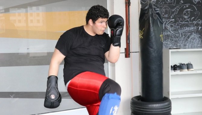 Kilo vermek için gittiği spor salonundan kick boksta dünya üçüncülüğüne uzandı