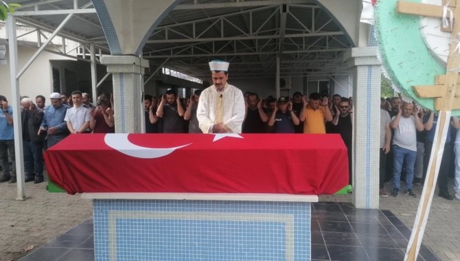 Diyarbakır'da kalp krizi sonucu ölen polisin cenazesi, Samsun'da  toprağa verildi
