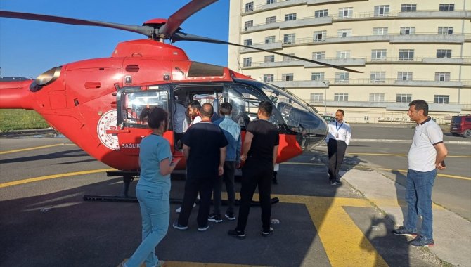 Ağrı'da rahatsızlanan bebek ambulans helikopterle Batman'a sevk edildi