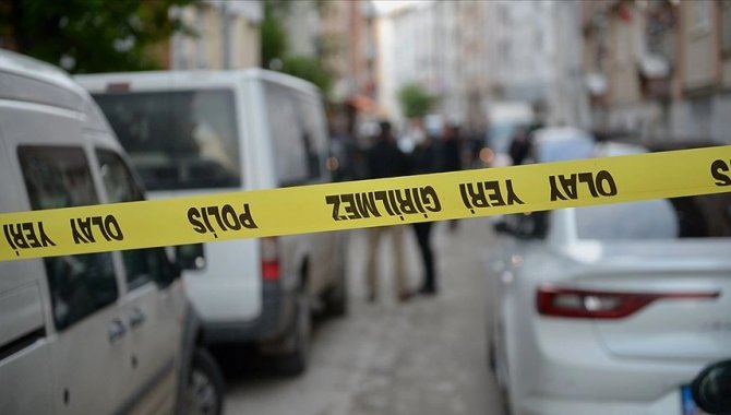 Antalya'da üç katlı apartmanın terasından düşen çocuk öldü