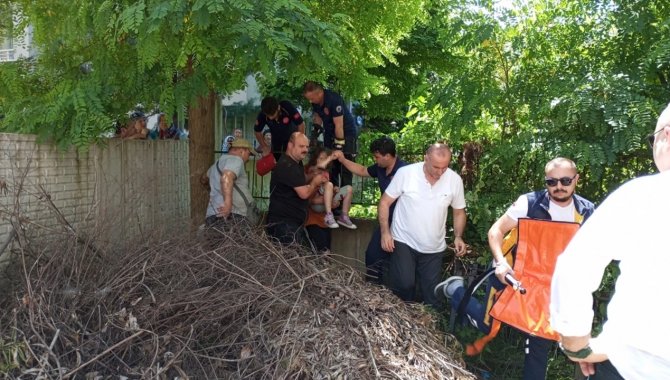 Samsun'da kolu bahçenin demir korkuluğuna saplanan çocuk hastaneye kaldırıldı