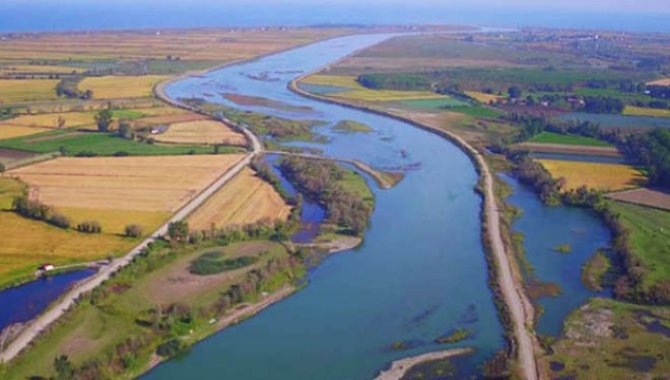 Kırıkkale'de kaçan toplarını almak için Kızılırmak'a giren 3 çocuk kayboldu