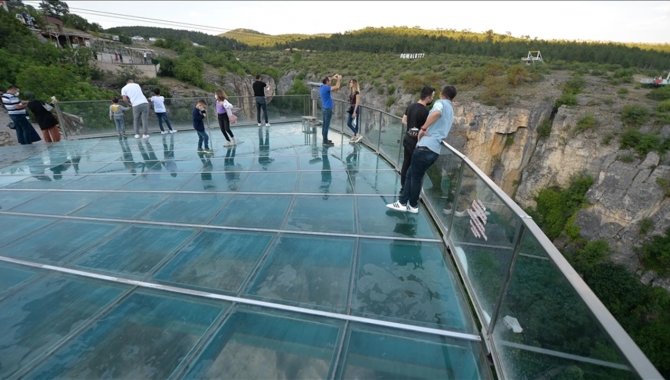 Kazdağları'ndaki cam seyir terası bayramda 12 bin kişi tarafından ziyaret edildi