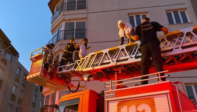 Hatay'da 5 katlı binada çıkan yangında mahsur kalan 25 kişi kurtarıldı