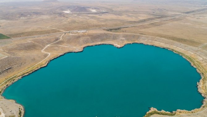 Türkiye'nin en derin gölü Acıgöl, ziyaretçi akınına uğruyor