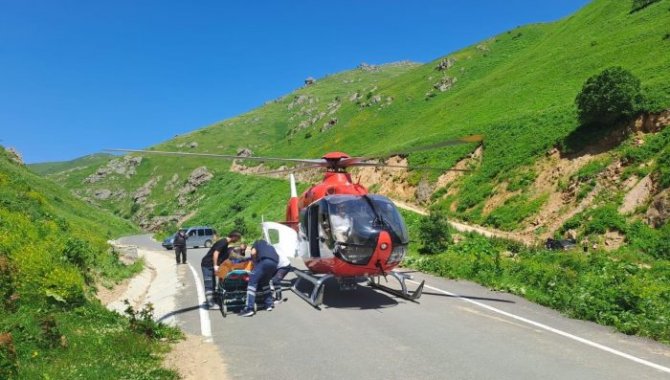 Trabzon'da kalça protezi çıkan hasta ambulans helikopterle hastaneye ulaştırıldı