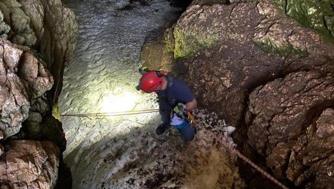 Bayburt'ta buz mağarasına düşen kişi hayatını kaybetti