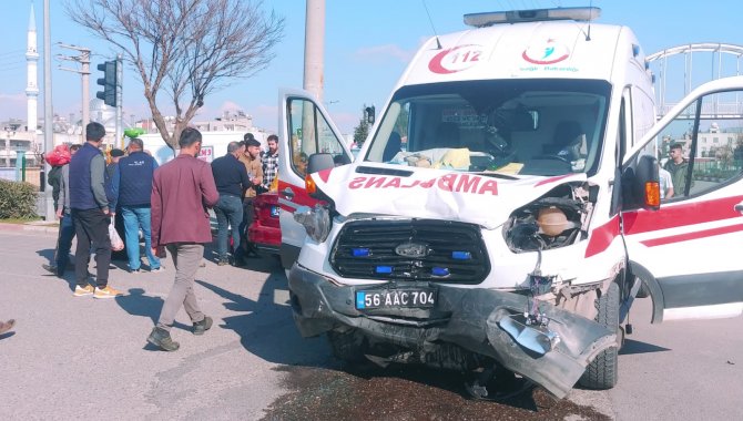 Siirt'te tır ile ambulansın çarpışması sonucu sağlık personeli yaralandı