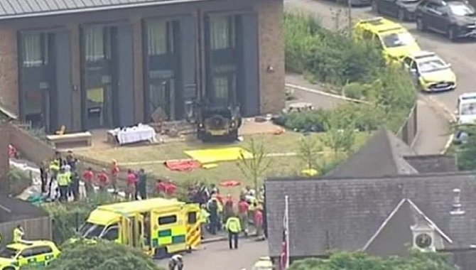 Londra'da bir aracın ilkokul binasına çarpması sonucu yaralıların olduğu bildirildi