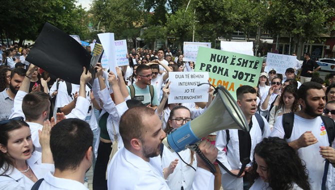 Arnavutluk’ta tıp öğrencilerinden protesto