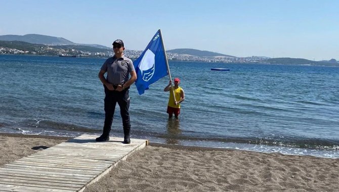 İzmir Urla'daki Gelinkaya Halk Plajı'na "mavi bayrak" çekildi