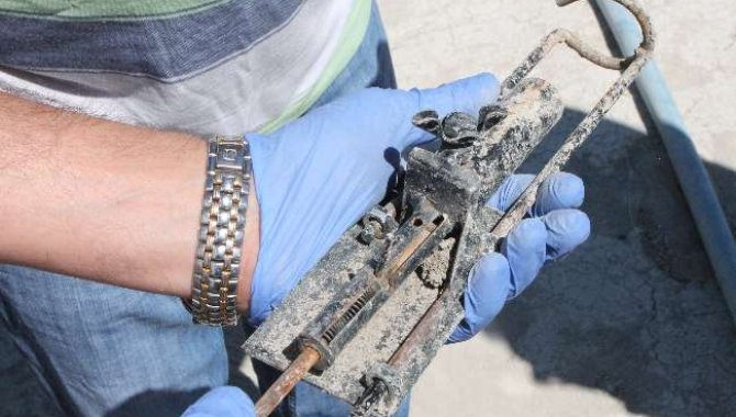 Çorum'da elinde köstebek tabancası patlayan kişinin parmakları koptu