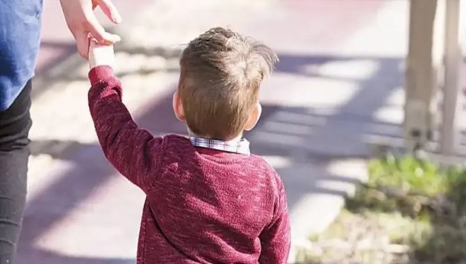 Koruyucu ailesi oldukları çocuk yeni doğan bebeklerine kardeş oldu