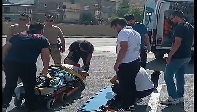 Hakkari'de trafik kazasında omurgası kırılan kişi ambulans helikopterle Van'a sevk edildi