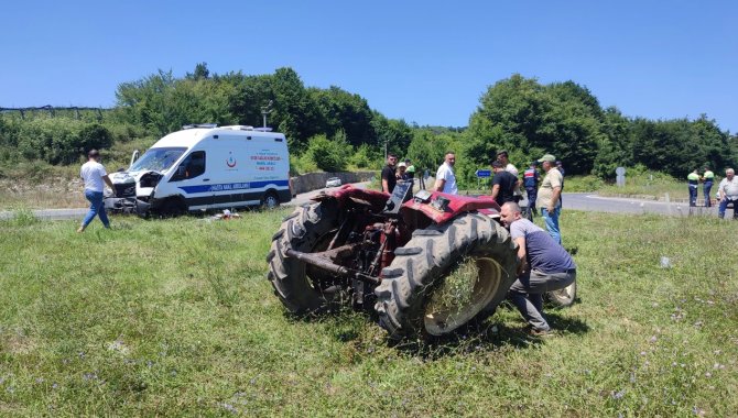 Sakarya'da hasta nakil aracıyla traktörün karıştığı kazada 1 kişi yaralandı