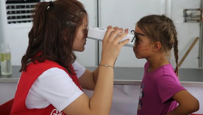 Adıyaman'da "Sevgi ve Sağlık Tırı"nda depremzede çocukların göz taraması yapılıyor