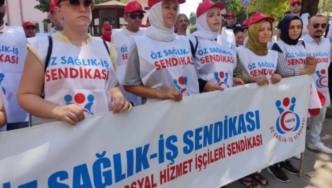 Öz Sağlık-İş üyeleri, İzmir İl Sağlık Müdürlüğü önünde basın açıklaması yaptı