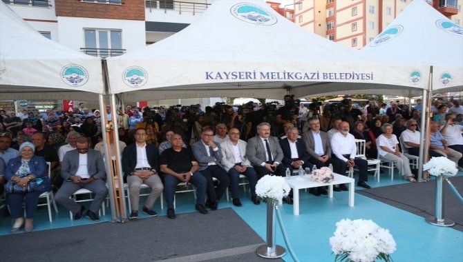 Kayseri'de aile sağlığı merkezi ve pazar yeri açıldı
