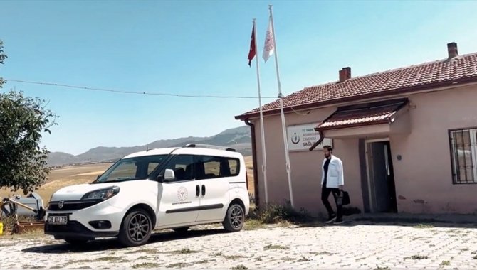 Bakan Koca, Aksaray'da bir aile hekiminin köylerde verdiği mobil sağlık hizmetinin videosunu paylaştı