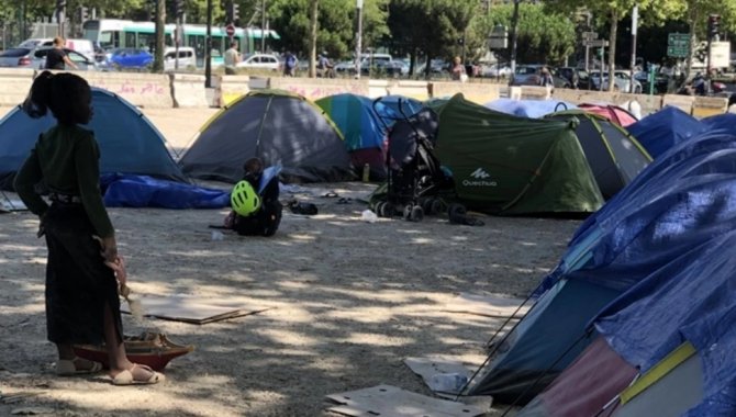 Fransa'da dernekler, yetkililerin kayıtsız kaldığı göçmen çocuklar için harekete geçti